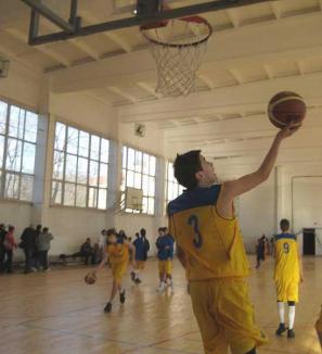 Baschetbaliştii şi atleţii s-au întrecut, la Oradea, în cadrul Olimpiadei Naţionale a Sportului Şcolar